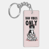 Bad Vibes Only – 猫とスカル キーホルダー (正面左)
