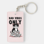 Bad Vibes Only – 猫とスカル キーホルダー (裏面)