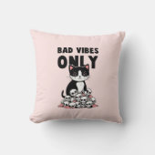 Bad Vibes Only – 猫とスカル クッション (正面)