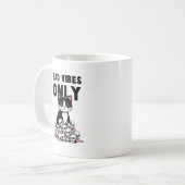 Bad Vibes Only – 猫とスカル コーヒーマグカップ (正面左)