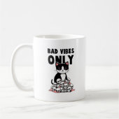 Bad Vibes Only – 猫とスカル コーヒーマグカップ (左)