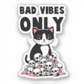 Bad Vibes Only – 猫とスカル シール (正面)