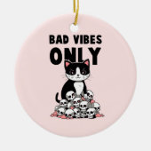 Bad Vibes Only – 猫とスカル セラミックオーナメント (正面)