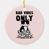 Bad Vibes Only – 猫とスカル セラミックオーナメント (裏面)