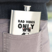 Bad Vibes Only – 猫とスカル フラスク (インサイチュ)