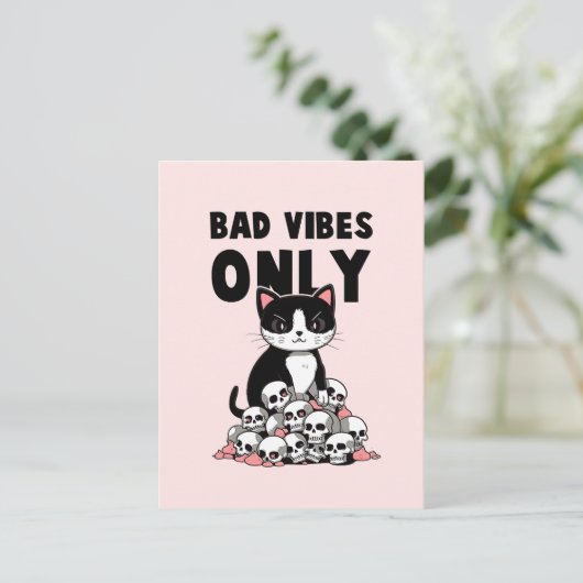 Bad Vibes Only – 猫とスカル ポストカード (スタンド正面)