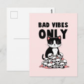 Bad Vibes Only – 猫とスカル ポストカード (正面/裏面)