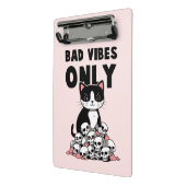 Bad Vibes Only – 猫とスカル ミニクリップボード (アングル2)