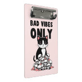 Bad Vibes Only – 猫とスカル ミニクリップボード (アングル)
