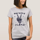 Bad Witch Vibes – スケルトンハンドウィッチハロウィーン Tシャツ (正面)