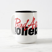 BadAssのローラーの女の子、スケートで滑るローラーダービー ツートーンマグカップ (正面左)