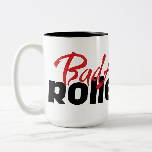BadAssのローラーの女の子、スケートで滑るローラーダービー ツートーンマグカップ (左)