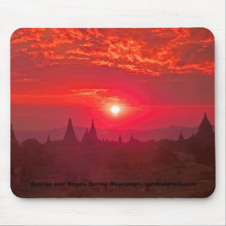 Bagan、ビルマの寺院の平野上の日の出 マウスパッド