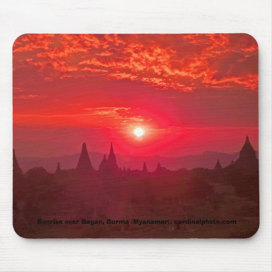 Bagan、ビルマの寺院の平野上の日の出 マウスパッド (正面)