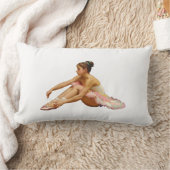 Bailarinas arreglando sus zapatillas ランバークッション (ブランケット)