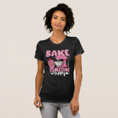 Bake Someone Happy – Cute Pink Baking Mixer Design Tシャツ (正面フル)