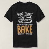 Baker Cupcakes来Tを焼く人に良い事 Tシャツ (デザイン正面)