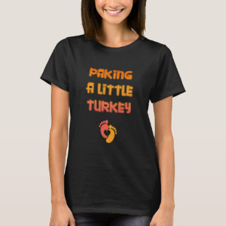 Baking A Little Turkey Thanksgiving Pregnancy Tシャツ