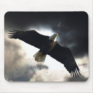 Bald 飛んでいる Eagle & Storm Clouds写真 マウスパッド