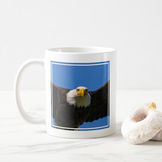 Bald Eagle Flyby Up Close コーヒーマグカップ (ドーナツ)