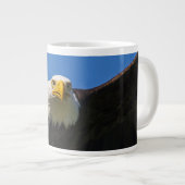 Bald Eagle Flyby Up Close ジャンボコーヒーマグカップ (正面右)