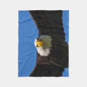 Bald Eagle Flyby Up Close フリースブランケット (正面)