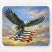 Bald Eagle Flying With American Flag マウスパッド (正面)