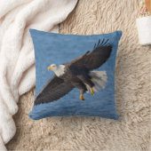 Bald eagle in flight クッション (ブランケット)