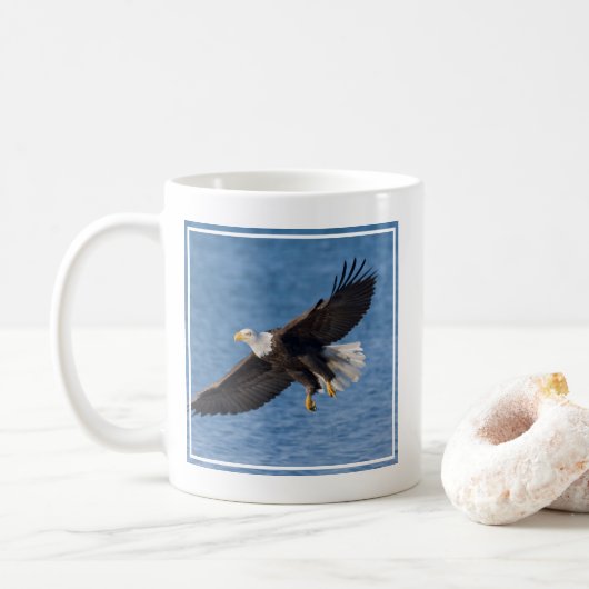 Bald eagle in flight コーヒーマグカップ (ドーナツ)
