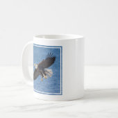 Bald eagle in flight コーヒーマグカップ (正面左)