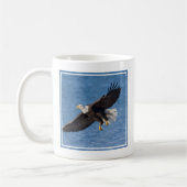 Bald eagle in flight コーヒーマグカップ (左)