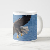 Bald eagle in flight ジャンボコーヒーマグカップ (正面右)