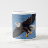 Bald eagle in flight ジャンボコーヒーマグカップ (正面)