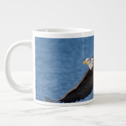 Bald eagle in flight ジャンボコーヒーマグカップ (左)