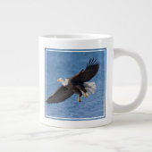 Bald eagle in flight ジャンボコーヒーマグカップ (右)