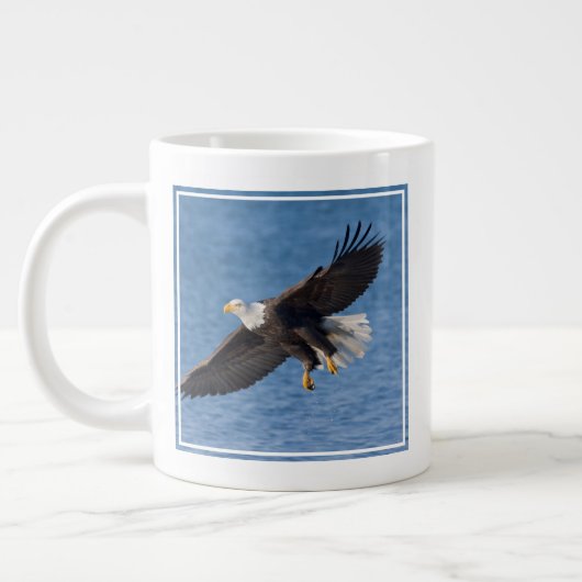 Bald eagle in flight ジャンボコーヒーマグカップ (左)