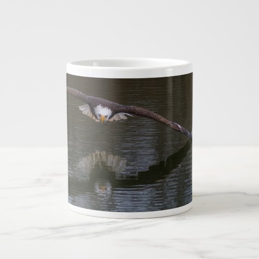 Bald Eagle in Flight ジャンボコーヒーマグカップ (正面)