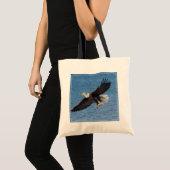 Bald eagle in flight トートバッグ (正面(商品))
