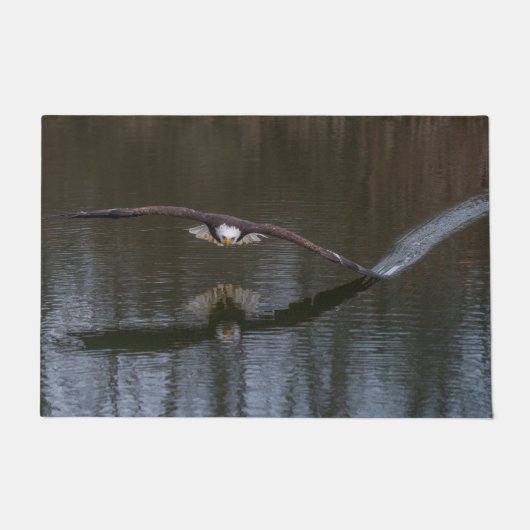 Bald Eagle in Flight ドアマット (正面)