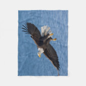Bald eagle in flight フリースブランケット (正面)