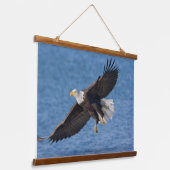 Bald eagle in flight 吊り下げ型タペストリー (傾斜あり)