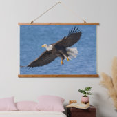 Bald eagle in flight 吊り下げ型タペストリー (寝室)