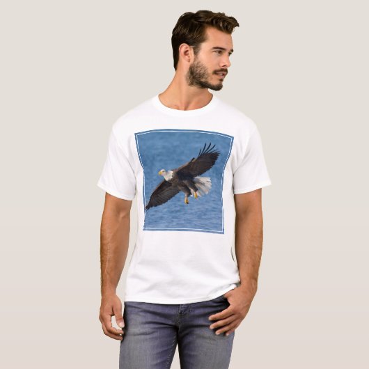 Bald eagle in flight tシャツ (正面フル)
