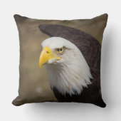 Bald Eagle Power – Bold Statement Throw Pillow クッション (正面)