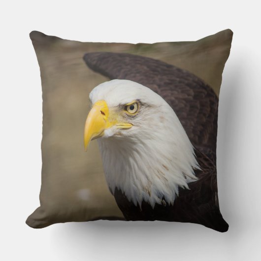 Bald Eagle Power – Bold Statement Throw Pillow クッション (正面)