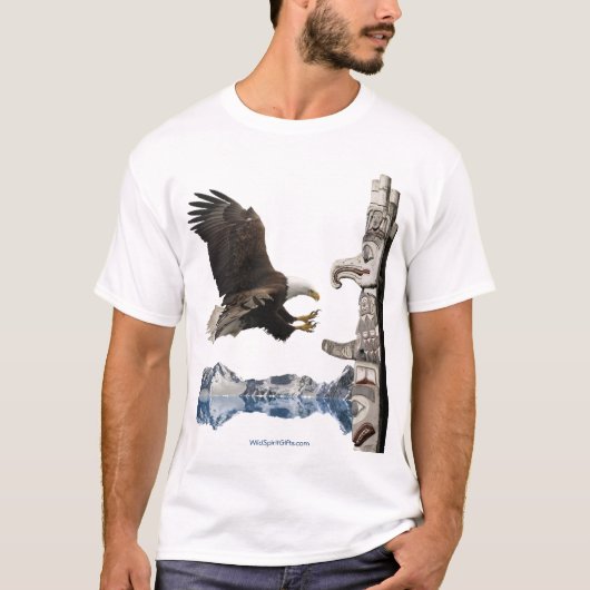 Bald Eagle, Totem Pole & Mountainシーン Tシャツ (正面)