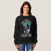 Bali Beach Surfer Retro Surfing Girl Travel スウェットシャツ (正面フル)
