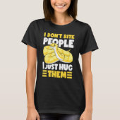 Banana Ball Python I Don't Bite People I Just Hug  Tシャツ (正面)