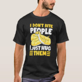 Banana Ball Python I Don't Bite People I Just Hug Tシャツ (正面)