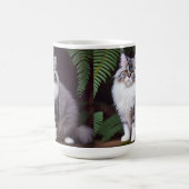 Banjo the Persian：ふわふわの灰色と白の喜び コーヒーマグカップ (中央)